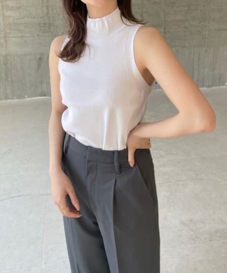 High neck nosleeve knit