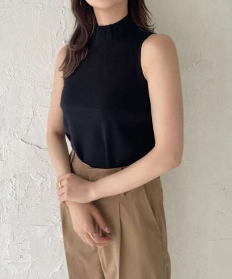 High neck nosleeve knit