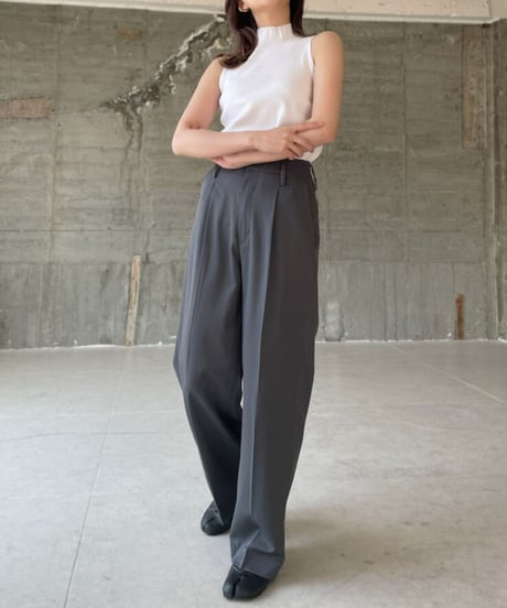High neck nosleeve knit