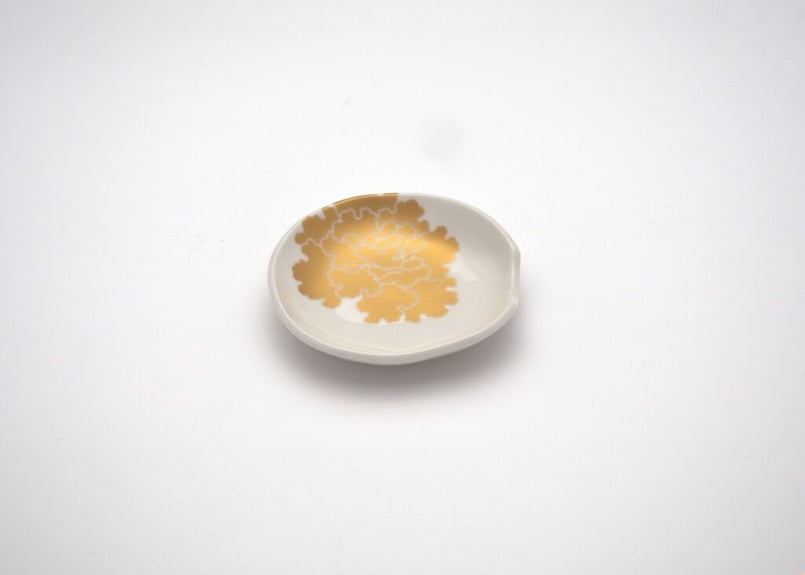 金牡丹の箸置き豆皿 M-3 | 祈りを宿す器 美命mikoto — Vessels of