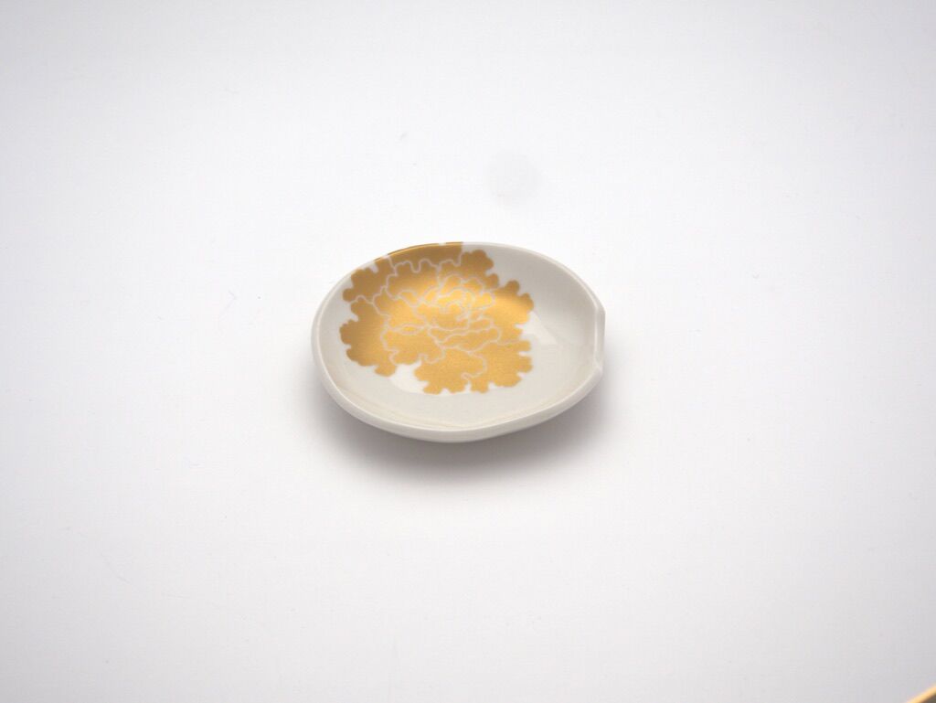 お刺身の醤油受けに最適! 箸置き豆皿 金牡丹M−3 | おうち時間 お刺身の醤油受けに最適! 箸置き豆皿 金牡丹M−3 | おうち時間