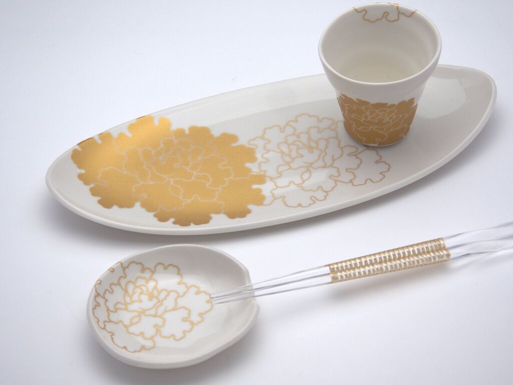 金牡丹の箸置き豆皿 M-4 | 祈りを宿す器 美命mikoto — Vessels of