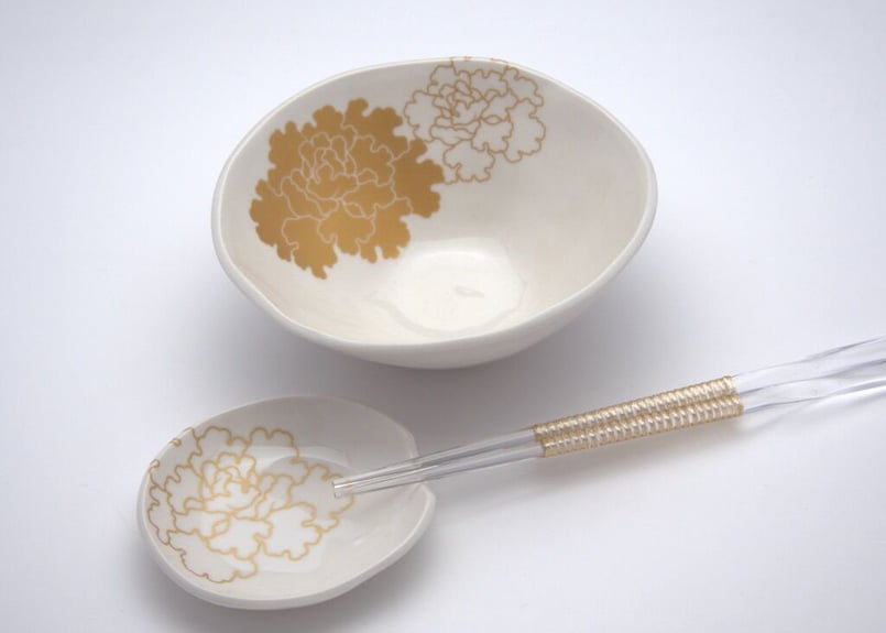 金牡丹の箸置き豆皿 M-4 | 祈りを宿す器 美命mikoto — Vessels of