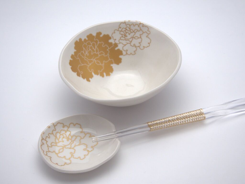 金牡丹の箸置き豆皿 M-4 | 祈りを宿す器 美命mikoto — Vessels of