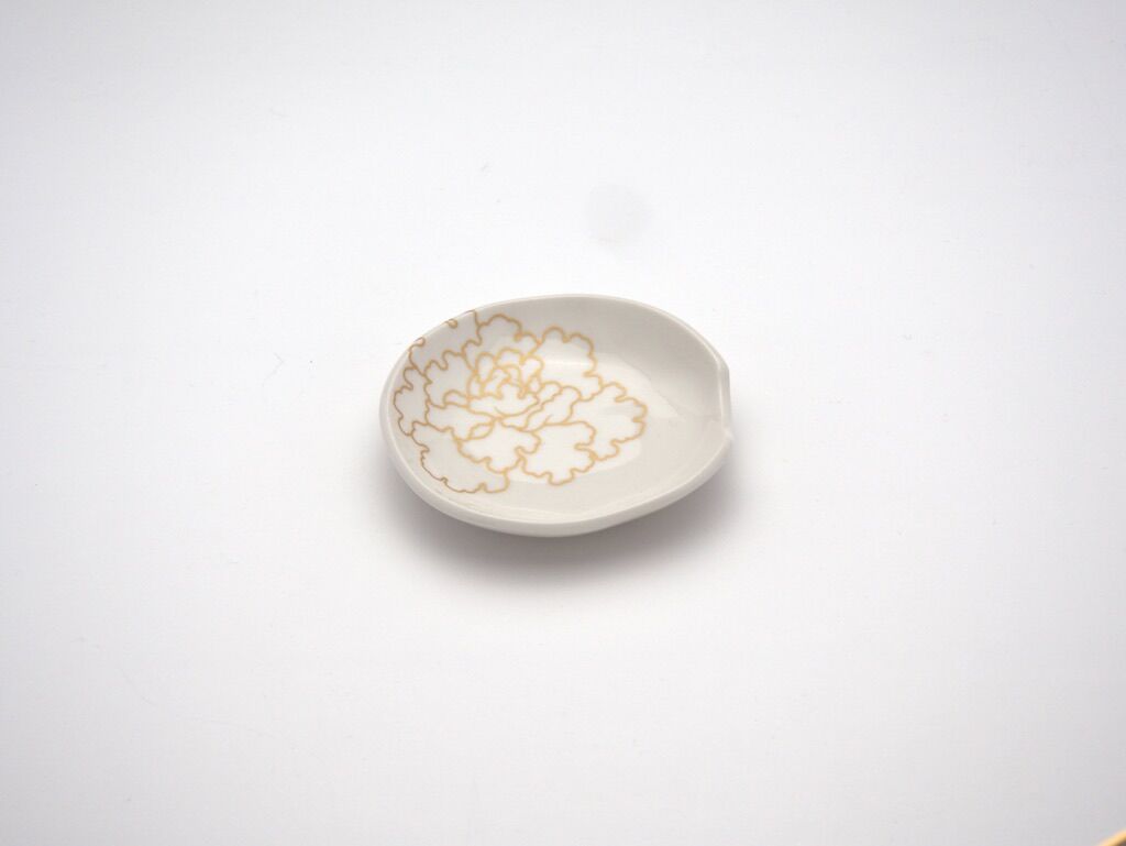金牡丹の箸置き豆皿 M-4 | 祈りを宿す器 美命mikoto — Vessels of