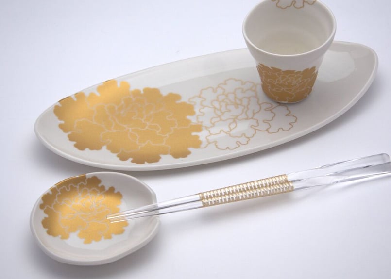 金牡丹の箸置き豆皿 M-3 | 祈りを宿す器 美命mikoto — Vessels of