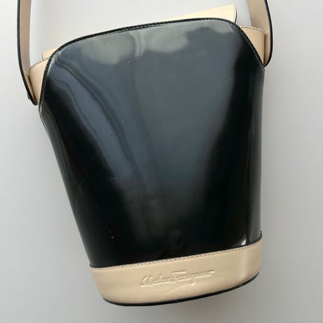 Ferragamo black×beige enamel leather bucket bag