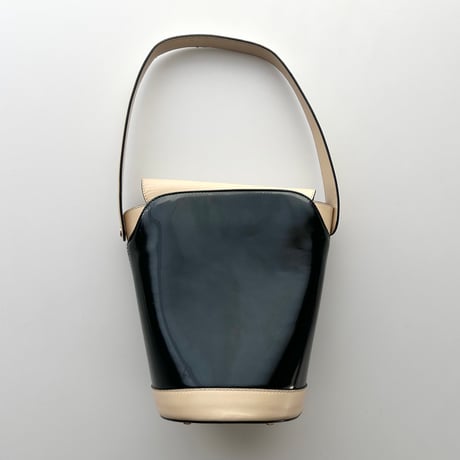 Ferragamo black×beige enamel leather bucket bag