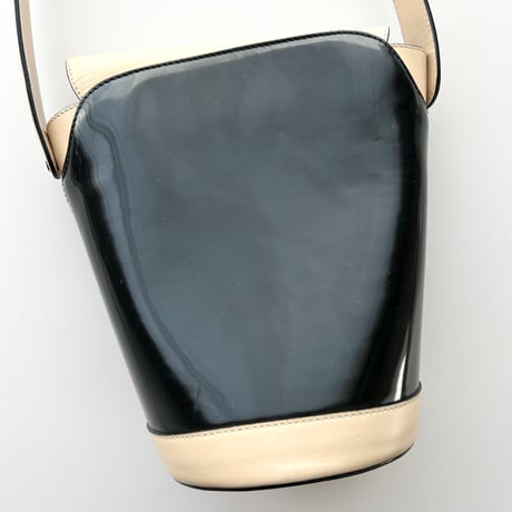 Ferragamo black×beige enamel leather bucket bag