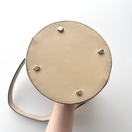 Ferragamo black×beige enamel leather bucket bag