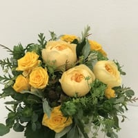 イエロー系薔薇のアレンジ