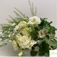 ホワイト系の花束