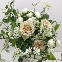 ホワイト系薔薇の花束