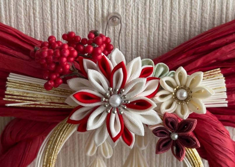 つまみ細工 正月飾り しめ縄飾り ① つまみ細工を使ったしめ縄飾り(大) | サデコMONOがたり