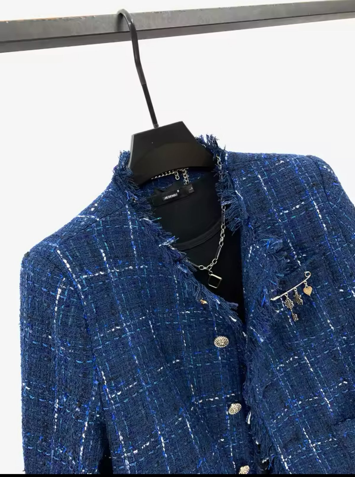 time less 松島聡　着用　ネイビー　ツイードジャケット　韓国メンズ　貴重 ツイードジャケットコーデ ブルーとシルバーのボタンの相性◎ アクセス