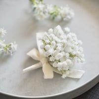 かすみ草のコサージュ　卒業式・入学式、セレモニーに♡