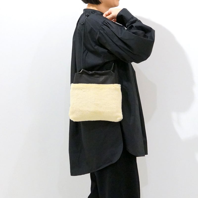 【極美品】 A.D.M.J ムートン ラウンドアクセント ショルダーバッグ 極美品 A.D.M.J エーディーエムジェイ 牛革 ボトムアクセント