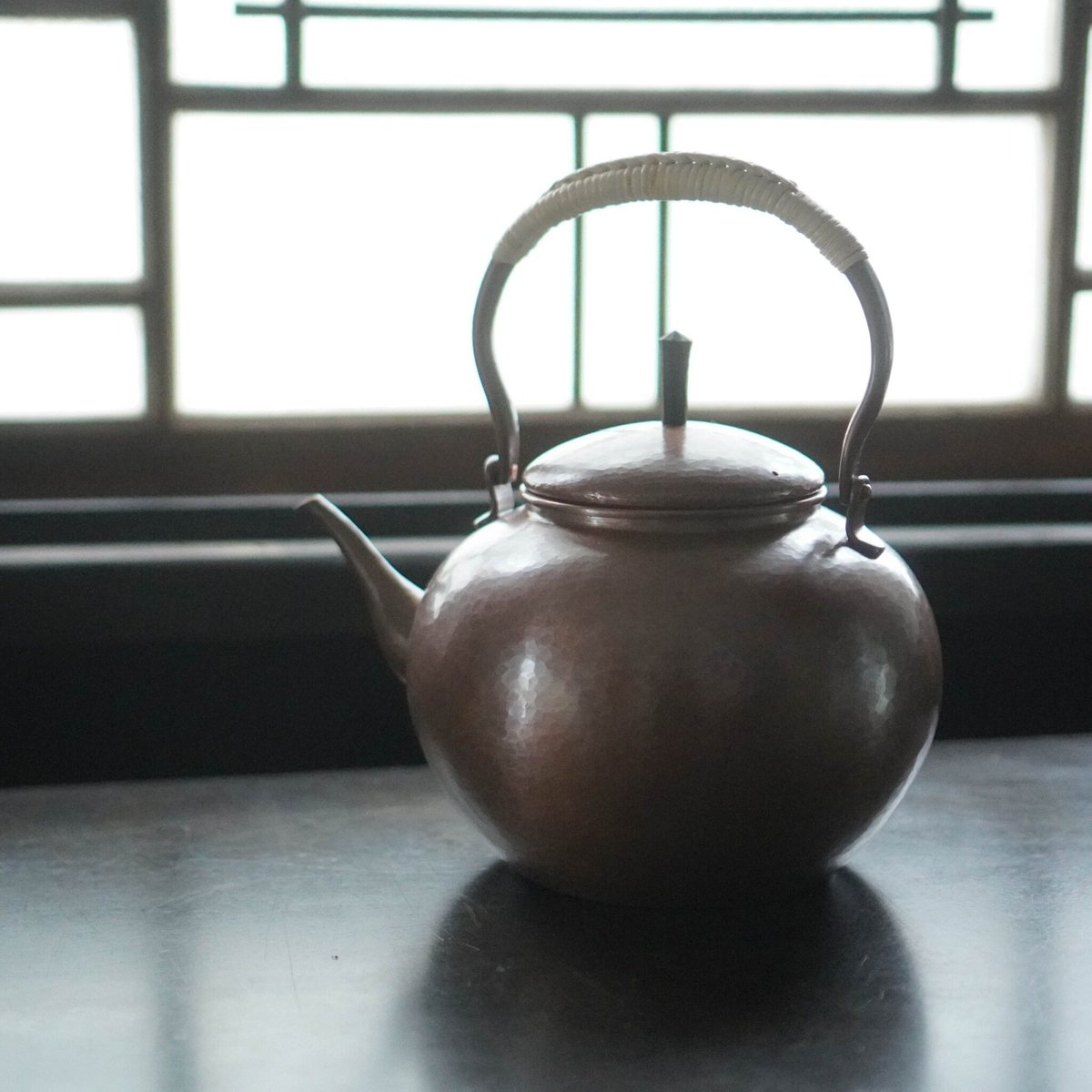 芳燕堂　鎚起銅器　水玉打　水注　薬缶　金彩模様　顥彰会　大型薬缶　工芸品 芳燕堂 鎚起銅器 水玉打 水注 薬缶 金彩模様 顥彰会