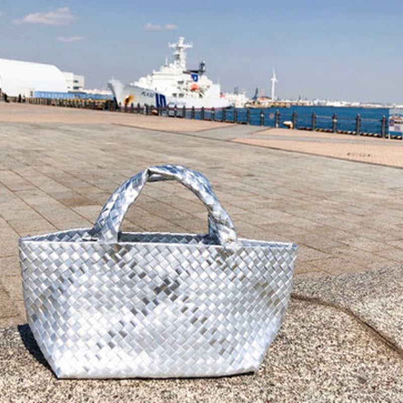 バッグ coco Featuring the iconic oversized COCO logo with a sleek V-flap