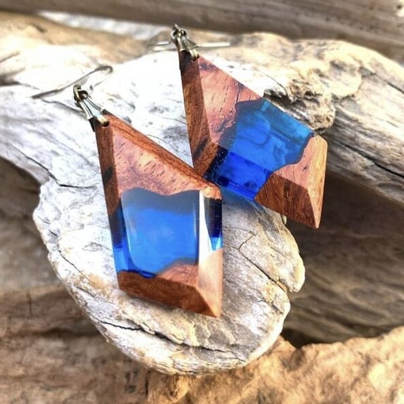 【極上カット】ブルーのアシメ☆天然石ピアス 深く澄んだ青のピアス | Ai Wood Emotion's STORE