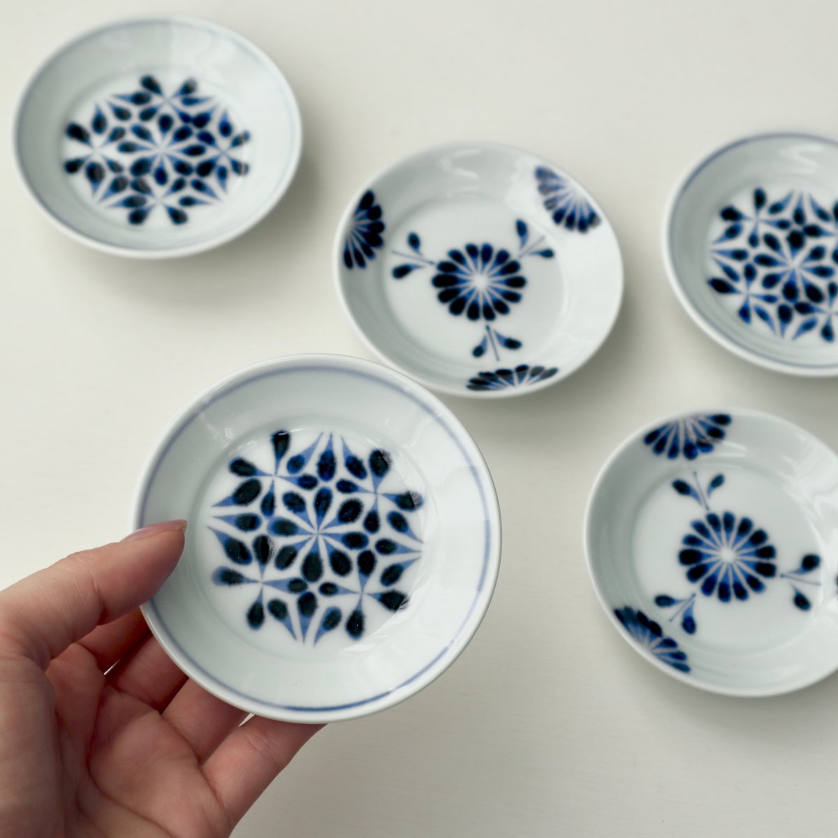 砥部焼　陶房遊　7寸皿　2枚セット 砥部焼 陶房遊 豆豆皿（菊つなぎ・花市松） | nukumoly