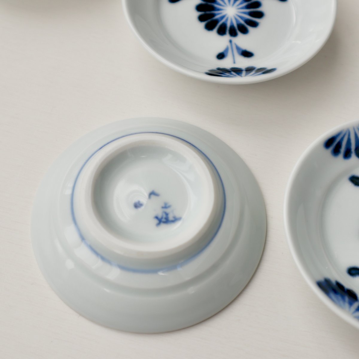 【新品】aeru 砥部焼 陶器皿 3個セット グッドデザイン賞 ガイヤの夜明け 砥部焼 陶房遊 豆豆皿（菊つなぎ・花市松） | nukumoly