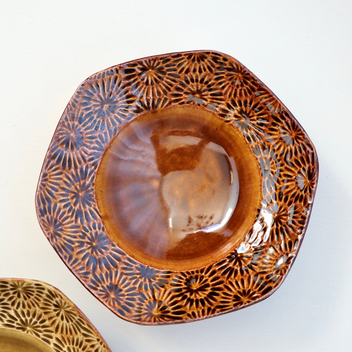 希少　桃山　掘の手（発掘品）菊花紋　織部　三つ足　香炉　飴釉（卯の花釉） fit=scale-down,w=1200