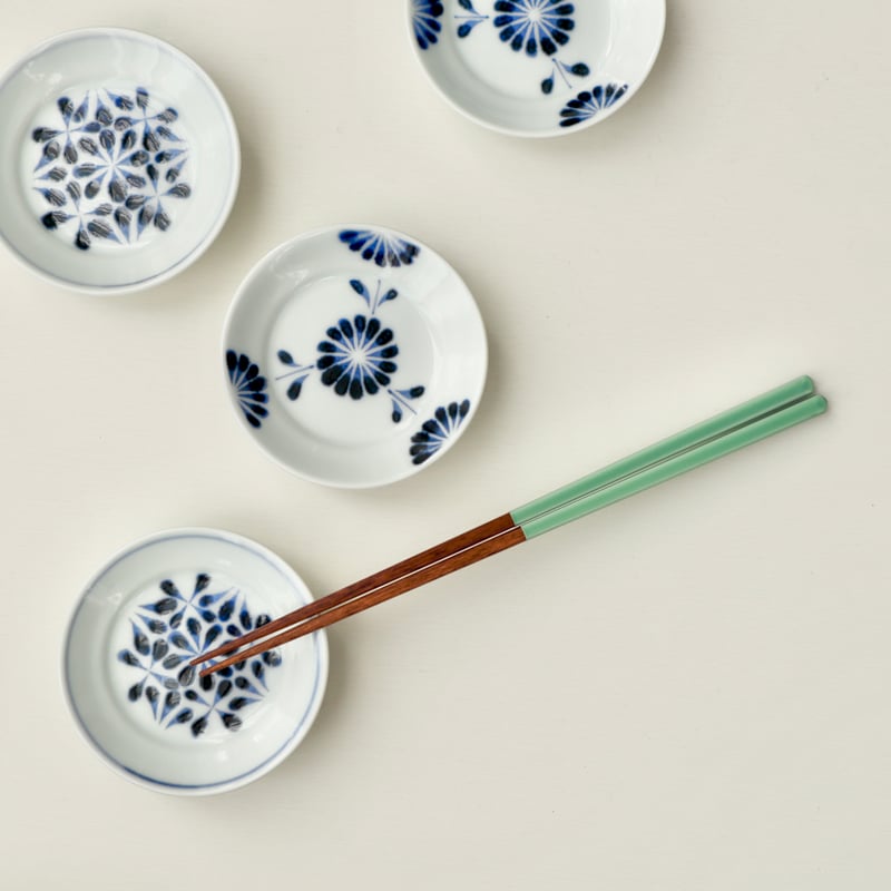 「母」 織部 隅切 豆皿 8客 片身代わり 菊花 （708A） 母」 織部 隅切 豆皿 8客 片身代わり 菊花 （708A） 菊型小皿 |