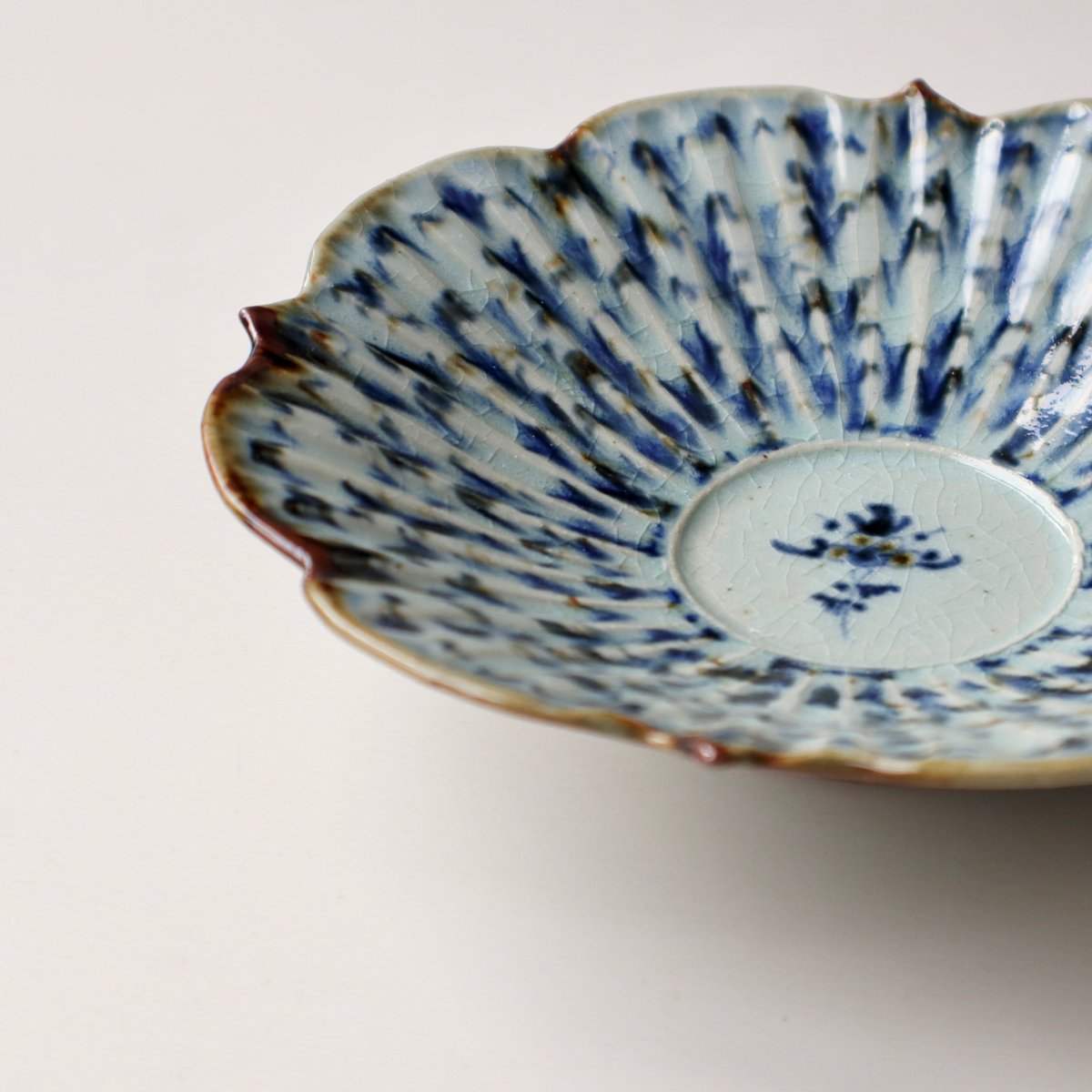 砥部焼 陶房遊 錆青平鉢 | nukumoly