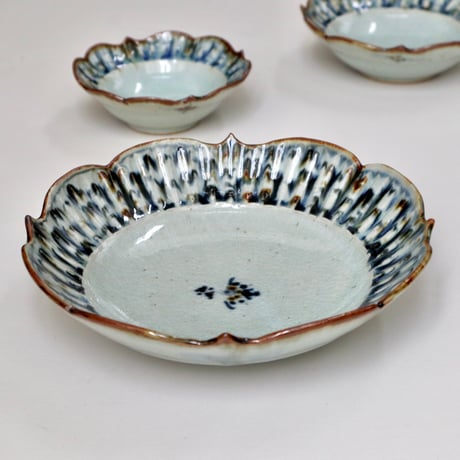 砥部焼　陶房遊　錆青　輪花リム付鉢（小・中・大）