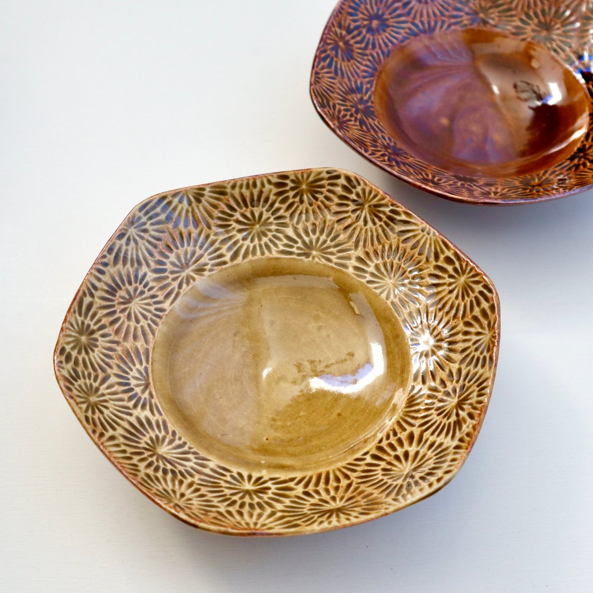 野村朋香 花紋六角7寸鉢（飴釉・黄釉） | nukumoly