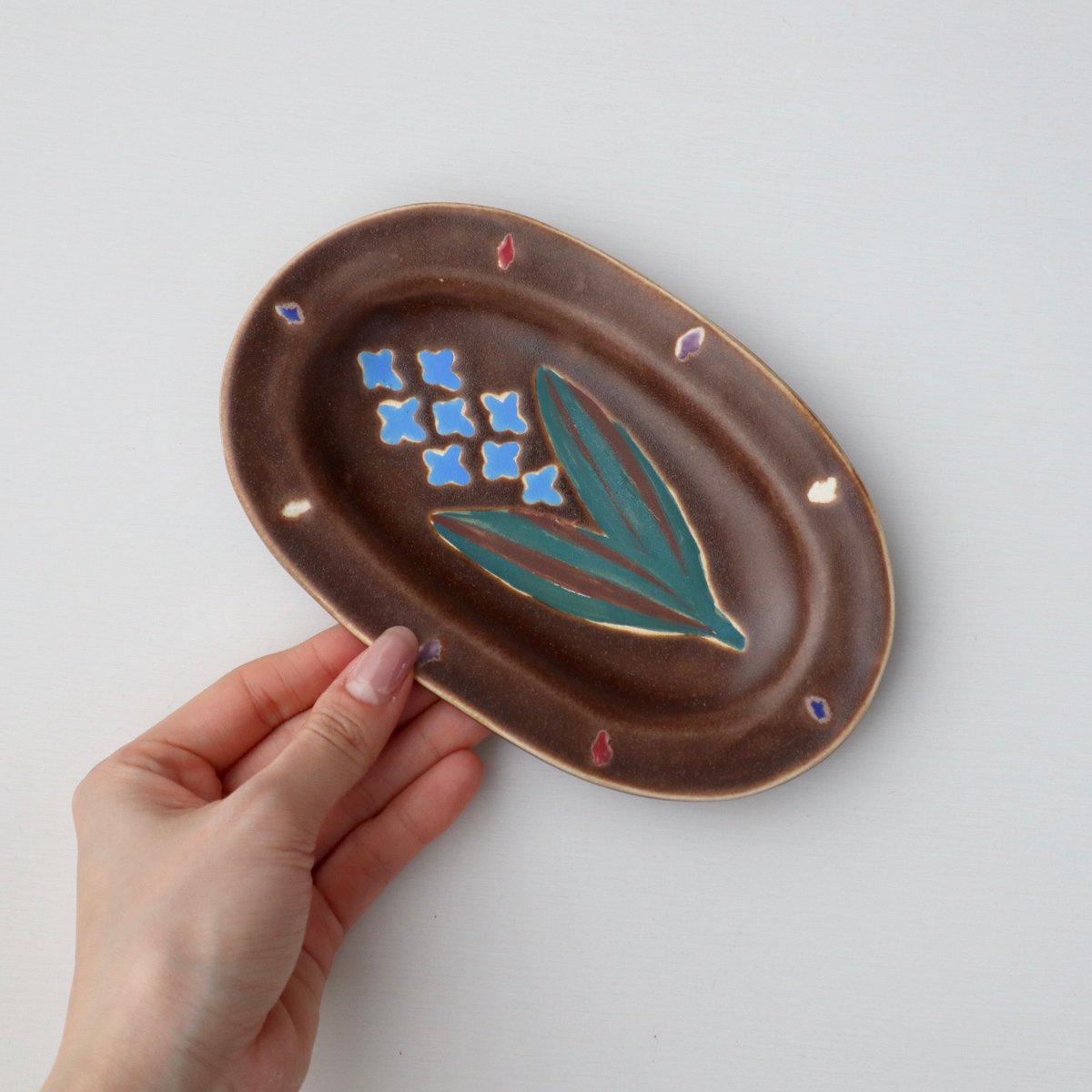 春を呼ぶ可愛い花が描かれたアンティークの飾り皿 金襴手牡丹唐草ひわ色 飾皿 | すべての商品 | 深川製磁