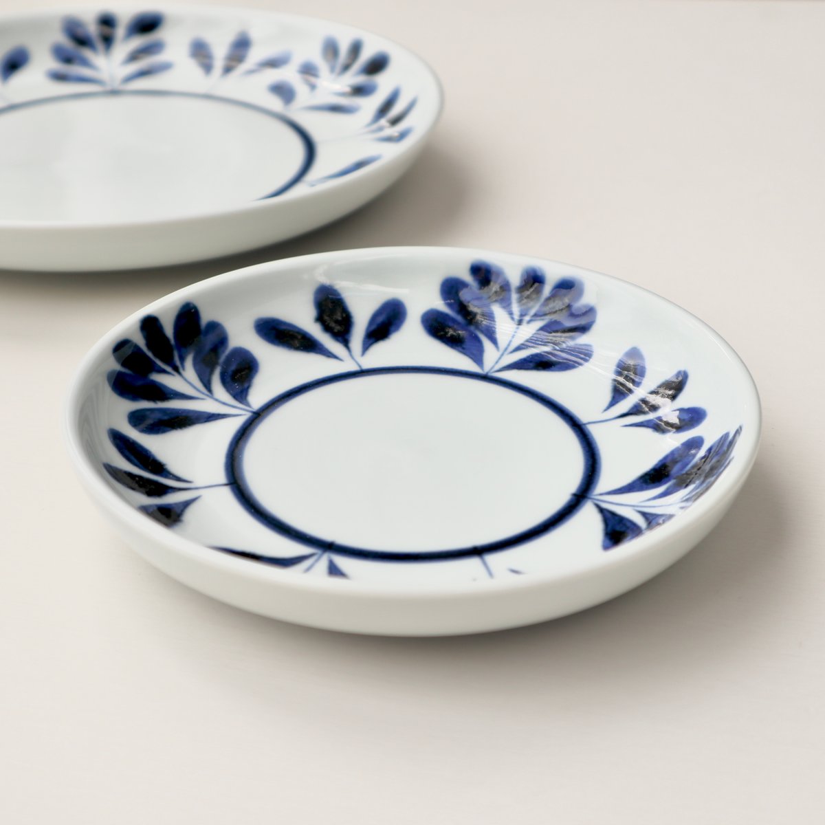 砥部焼 陶房遊 ブルーリーフ（7寸丸皿・5寸丸皿） | nukumoly