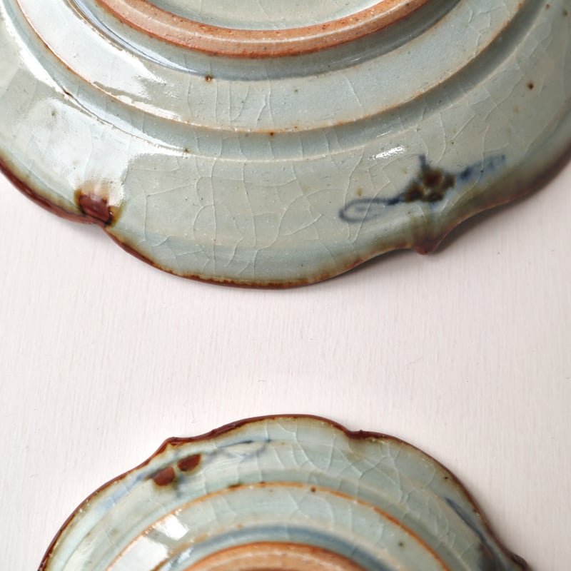 砥部焼 陶房遊 錆青輪花リム皿（小・中・大） | nukumoly