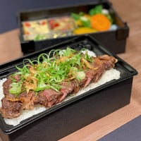 プレゼント：B【円居(まどい)】「京都産特選和牛」を使ったまどいのステーキ蒸熱BOX＜11月18日～20日到着分＞