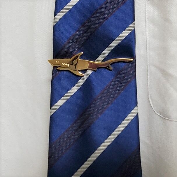 鮫のタイピン：ゴールド】ダイナミックなサメのタイピン