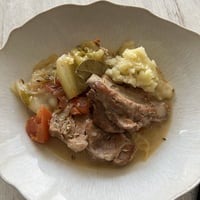パンツァネッラ、イカとトマトのパスタ、春キャベツと豚の白ワイン煮、抹茶米粉シフォンケーキ