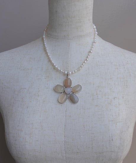 DESERT FLOWER (white & brown) new