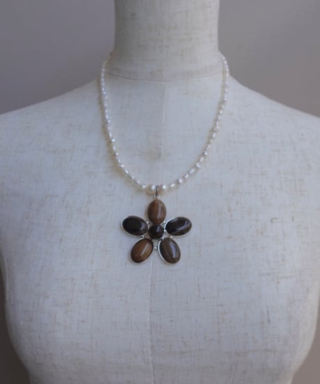 DESERT FLOWER (white & brown) new
