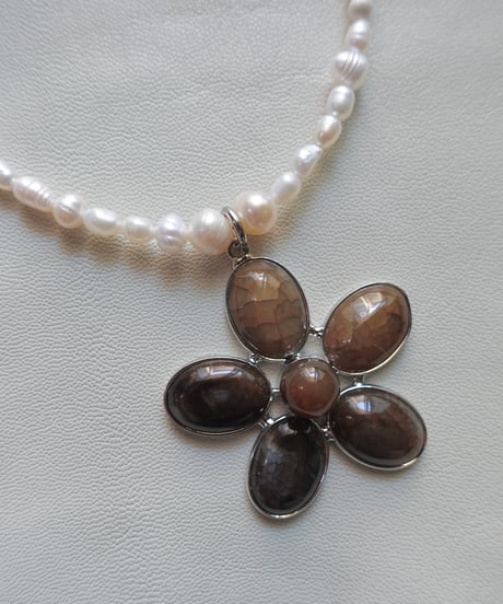 DESERT FLOWER (white & brown) new