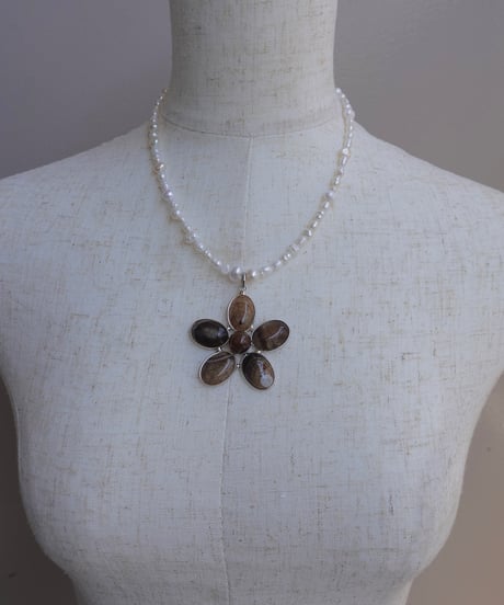 DESERT FLOWER (white & brown) new