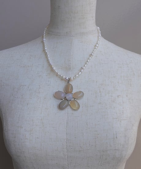 DESERT FLOWER (white & brown) new