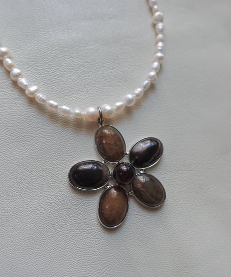 DESERT FLOWER (white & brown) new