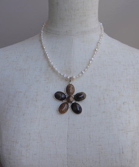 DESERT FLOWER (white & brown) new