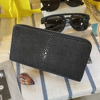 スティングレイ ダブルファスナー ストラップ付き 連石エイ 赤 キャビア加工 スティングレイ ダブルファスナー ストラップ付き 連石エイ 赤