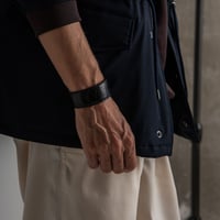 OSTRICH CENTER LEG BANGLE