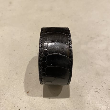 OSTRICH CENTER LEG BANGLE