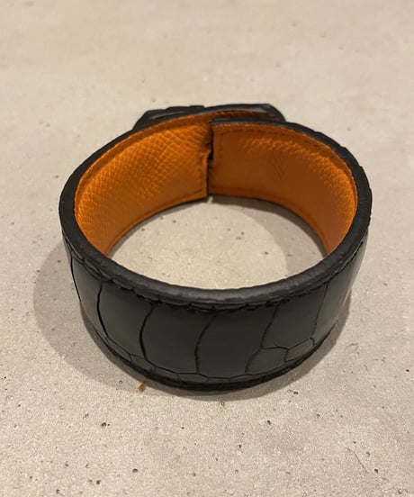 OSTRICH CENTER LEG BANGLE