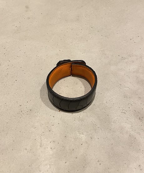 OSTRICH CENTER LEG BANGLE