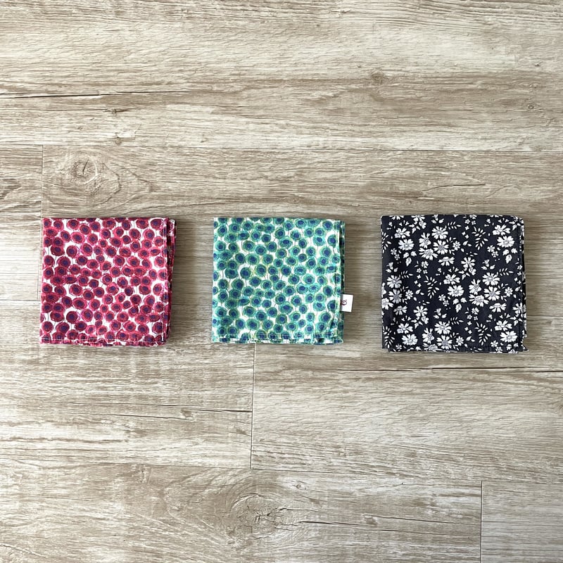 CHICO】リバティのイニシャルハンカチ Strawberry Thief グレー